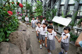 ぽかぽかの陽気と青いお空が気持ちいい中、年中組のお友達が春の遠足へ行ってきました