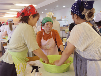 子育ての集い「ほっこり」で味噌づくりを行いました